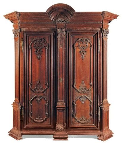 Importante armoire de boiserie en chêne mouluré...