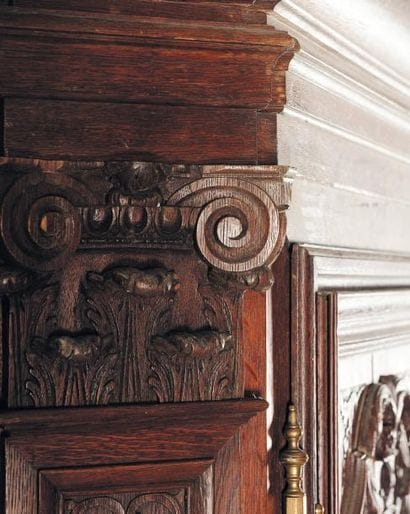 Importante armoire de boiserie en chêne mouluré...
