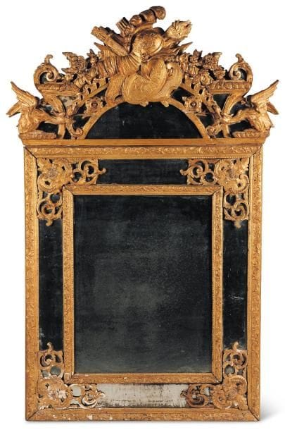 Miroir à fronton en bois doré à décor de...