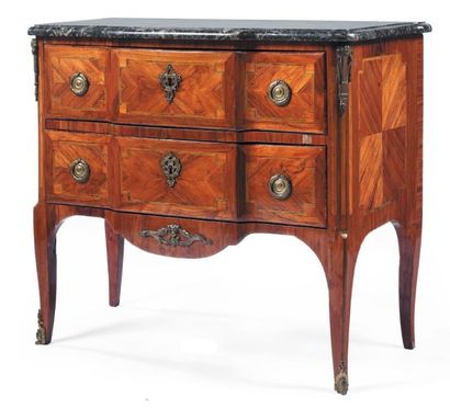 Commode en marqueterie de bois de rose, la...