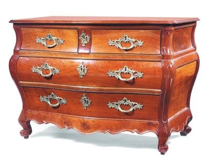 Commode en acajou massif, simplement moulurée,...