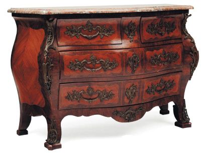 Commode, la facade galbée ouvrant à quatre...