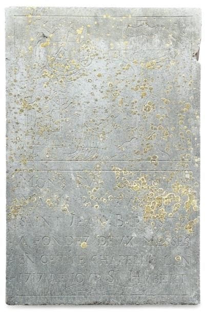 Pierre tombale en pierre calcaire gravée...