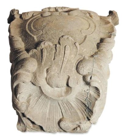 Clef de voûte en pierre sculptée. H_32 cm...