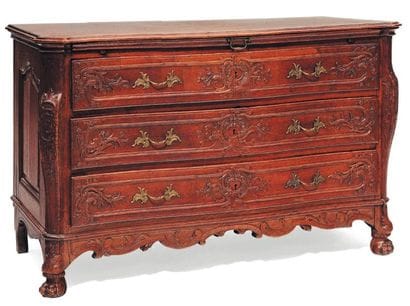 Commode en chêne ouvrant à trois tiroirs...