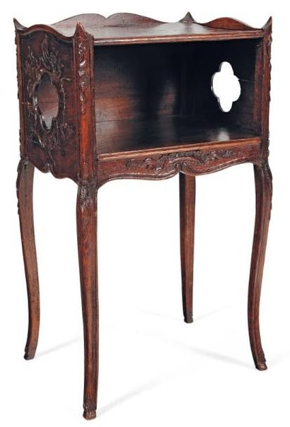 Petite table d'appoint en chêne à un casier...
