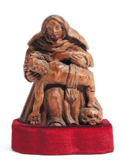 Vierge de Pitié en noyer sculpté. De proportion...