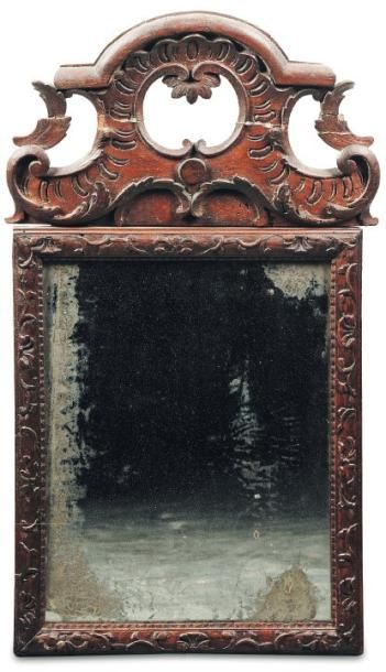 Petit miroir en bois sculpté. Fronton ajouré,...