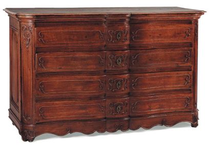 Commode en chêne à façade arbalète ouvrant...