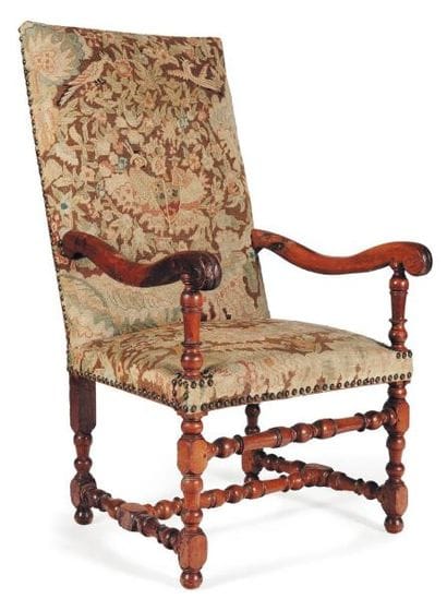 Fauteuil en bois tourné, le piétement à entretoise....