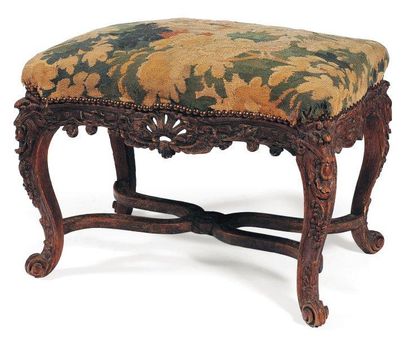 Tabouret en chêne décapé, sculpté de feuillages...