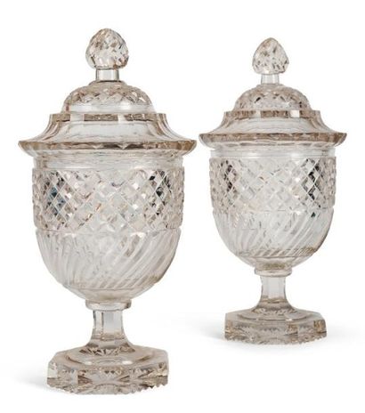 Paire de drageoirs en cristal de baccarat....