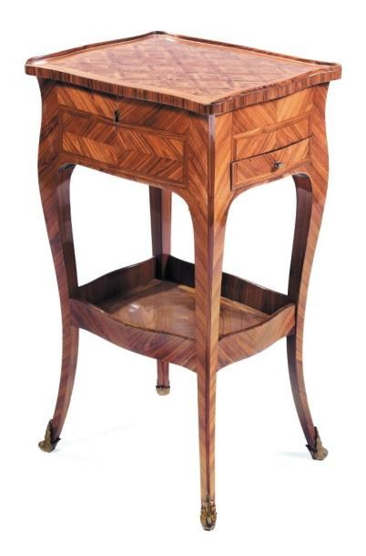 Petite table à écrire en marqueterie de bois...