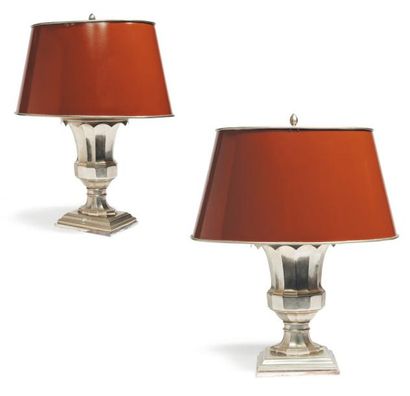 Paire de lampes en métal argenté en forme...