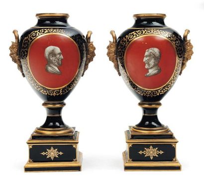 Paire de vases balustres en porcelaine à...