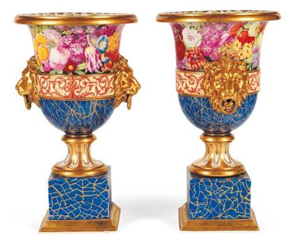 Paire de vases Médicis en porcelaine polychrome....
