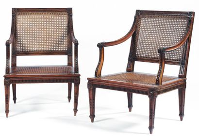 Paire de fauteuils cannés à dossier carré...