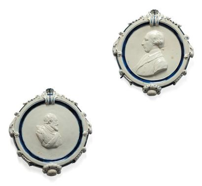 Paire de médaillons en porcelaine blanche...
