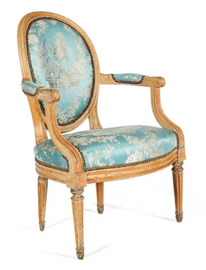 Fauteuil en cabriolet à dossier médaillon...