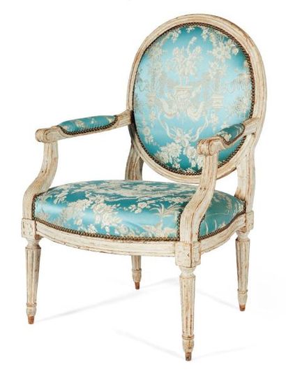Fauteuil à dossier plat de forme médaillon...