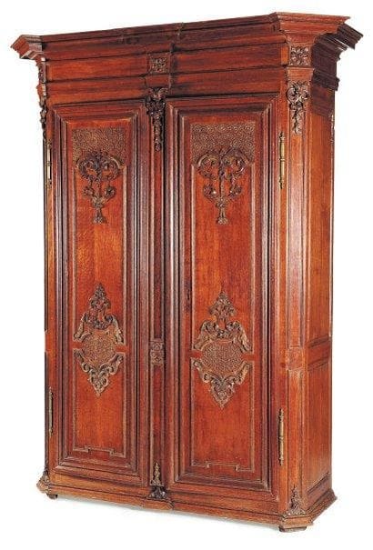 Belle armoire en chêne mouluré ouvrant à...