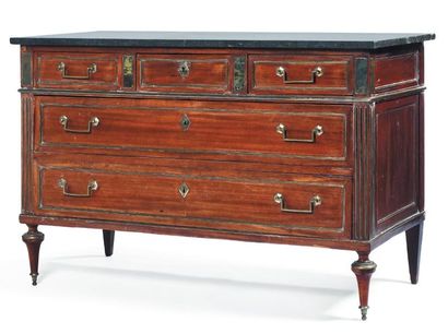 Commode en acajou ouvrant à cinq tiroirs...