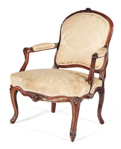 Fauteuil à dossier plat en bois mouluré et...