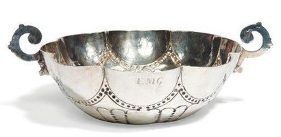 Coupe en argent à bordure festonnée de cupules....