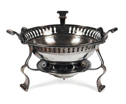 Réchaud tripode en argent. la coupe à galerie...