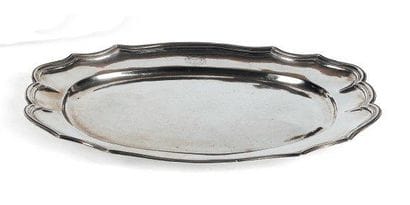 Grand plat ovale en argent, à bordure de...