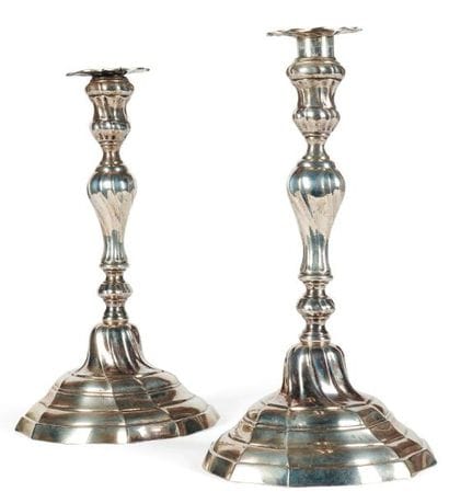Paire de flambeaux en argent à côtes torses....