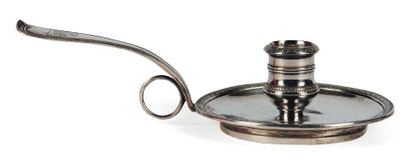Bougeoir à main en argent à base ronde moulurée...