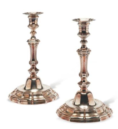 Paire de flambeaux et leurs bobèches en argent....
