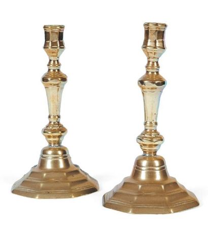 Paire de chandeliers en bronze à bases octogonales...