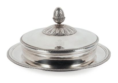 Légumier couvert et son présentoir en argent....