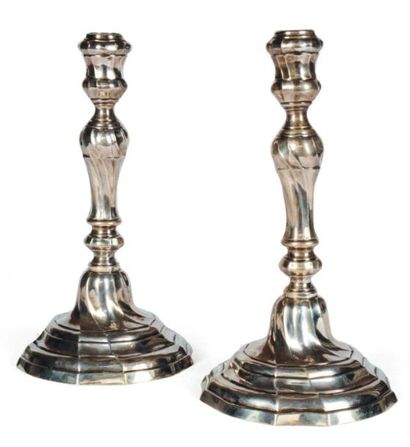 Paire de flambeaux en argent. Modèle à fût...