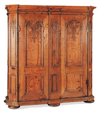 Armoire en chêne teinté blond mouluré, ouvrant...
