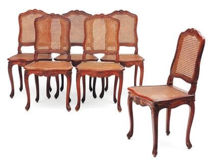 Suite de six chaises cannées en hêtre sculpté...
