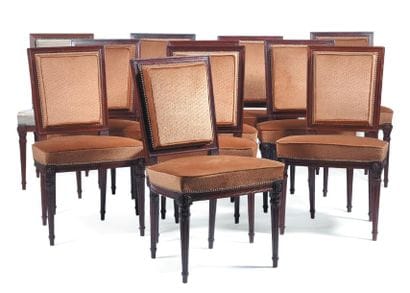 Suite de onze chaises en acajou mouluré à...