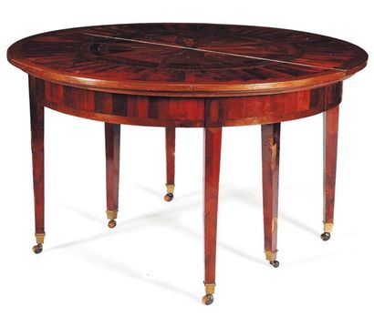 Table ronde à six pieds, décor étoile sur...