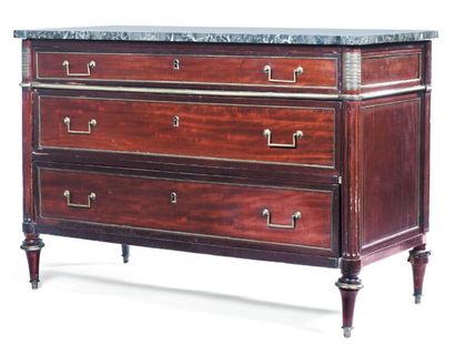 Commode en acajou ouvrant à trois tiroirs,...