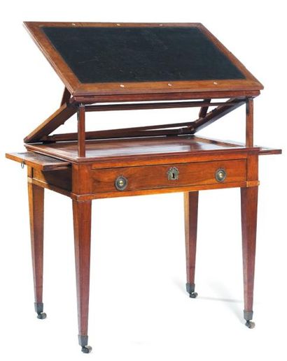Table à la Tronchin en noyer, le plateau...