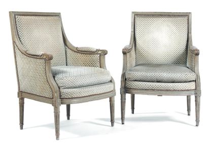 Paire de bergères en bois repeint à dossier...