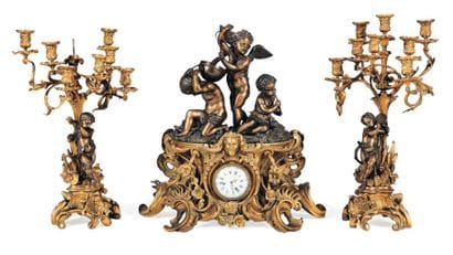 Garniture de cheminée en bronze patiné et...