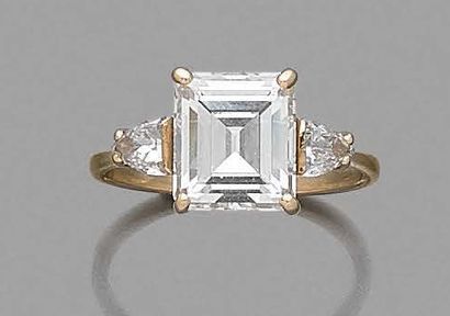 BAGUE en or jaune 18K (750), ornée d'un diamant...