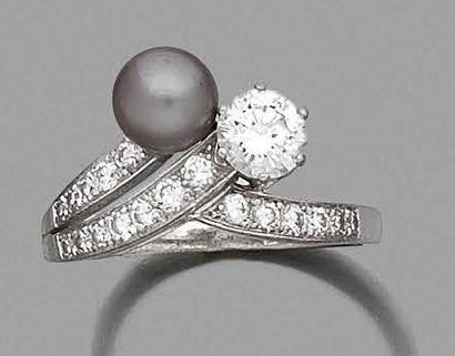 BAGUE en or gris 18K (750), ornée d'un diamant...