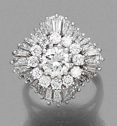 BAGUE en fils d'or gris 18K (750), sertie...