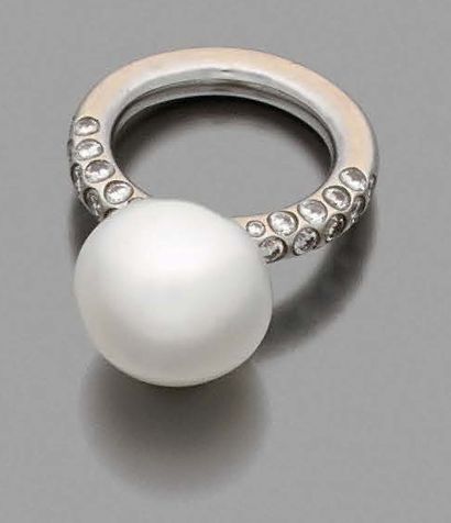 BAGUE en or gris 18K (750), ornée d'une perle...