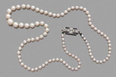 COLLIER DE 97 PERLES en chute, fermoir en...