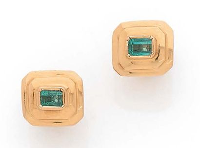 PAIRE DE BOUCLES D'OREILLES en or 18K (750)...